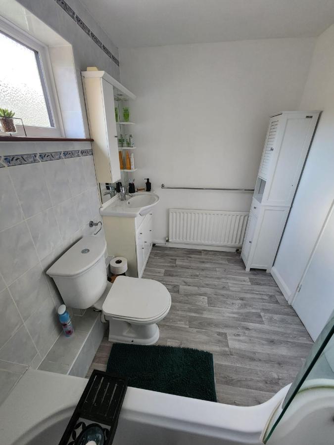 Twin Room In Crawley,Gatwick,West Sussex Ifield Εξωτερικό φωτογραφία
