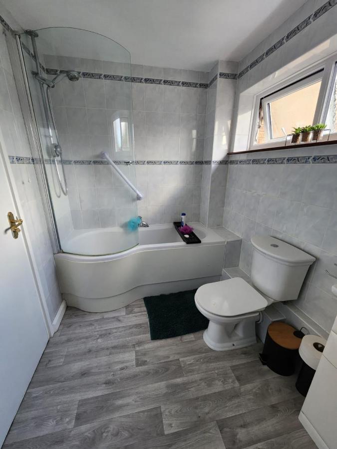 Twin Room In Crawley,Gatwick,West Sussex Ifield Εξωτερικό φωτογραφία