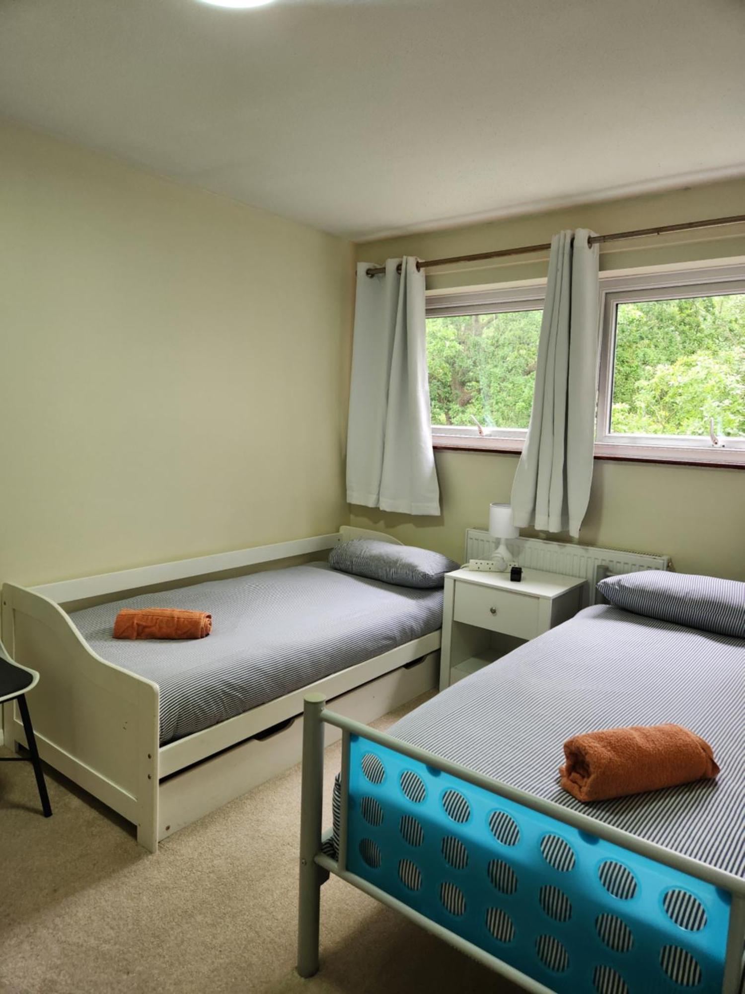 Twin Room In Crawley,Gatwick,West Sussex Ifield Εξωτερικό φωτογραφία